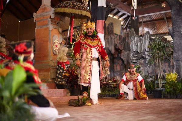 Bali Adası, Endonezya - 15 Şubat 2013: Efsanevi yaratıklar, güzel tiyatro performansı dans Kechak.