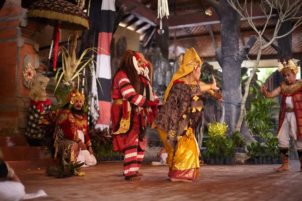 Bali Adası, Endonezya - 15 Şubat 2013: Efsanevi yaratıklar, güzel tiyatro performansı dans Kechak.