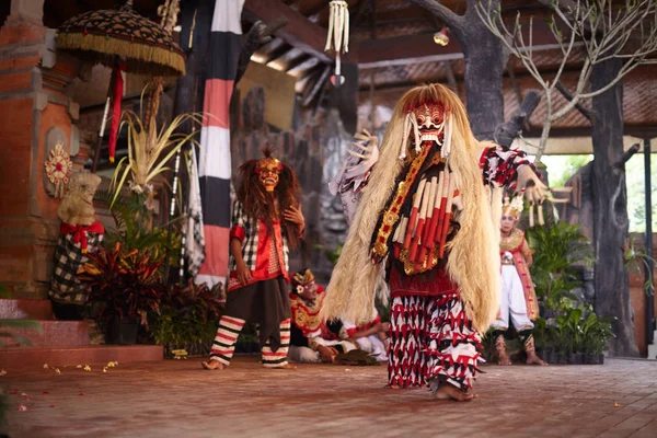 Bali Adası, Endonezya - 15 Şubat 2013: Efsanevi yaratıklar, güzel tiyatro performansı dans Kechak.