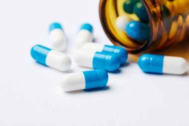 Üretim tablet. Ambalaj ilaçların. Tablo hapları. Ambalaj tabletleri. Vitaminler sağlıklı bir yaşam için. Anestezi.