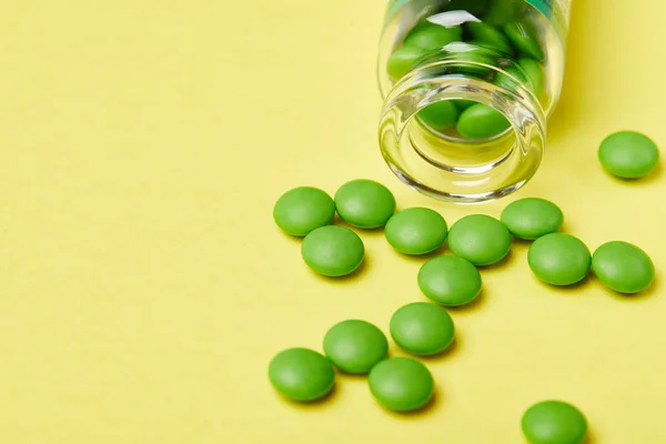 錠剤の生産 薬の包装 テーブルの上の錠剤 包装の錠剤 健康的な生活のためのビタミン 麻酔薬 — ストック写真