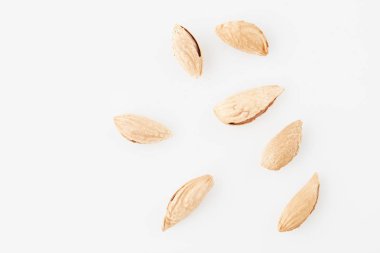 ile beyaz fon üzerine kabuklu badem