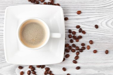 kahve kahve fasulye üzerinde beyaz ahşap arka plan, üstten görünüm