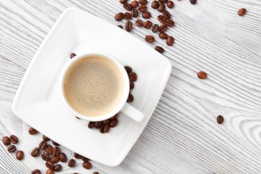 kahve kahve fasulye üzerinde beyaz ahşap arka plan, üstten görünüm