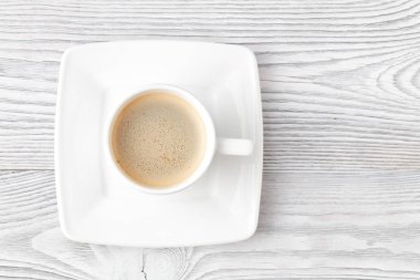 kahve üzerine beyaz ahşap arka plan, üstten görünüm