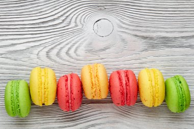 renkli macarons ahşap masa üzerinde. üstten görünüm