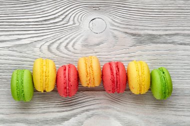 renkli macarons ahşap masa üzerinde. üstten görünüm