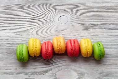 renkli macarons ahşap masa üzerinde. üstten görünüm