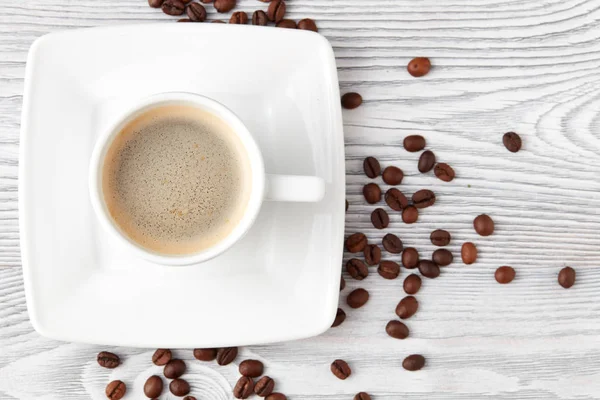 kahve kahve fasulye üzerinde beyaz ahşap arka plan, üstten görünüm
