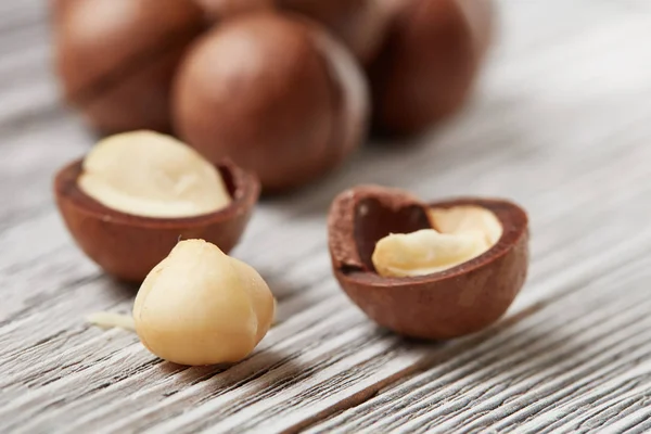 ahşap bir masa olgun macadamia fındık