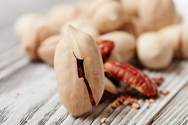 Pecans Ahşap Bir Masa Üzerinde — Stok fotoğraf