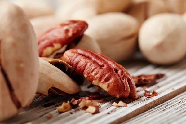 Pecans Ahşap Bir Masa Üzerinde — Stok fotoğraf