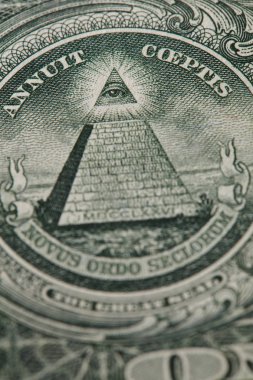 Piramidin yakın ve bir dolarlık banknotun arkasına göz