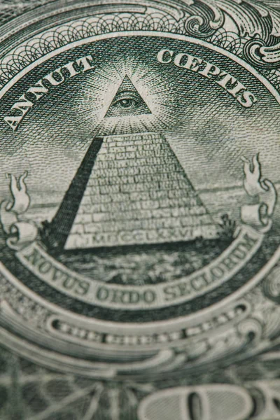 Piramidin yakın ve bir dolarlık banknotun arkasına göz