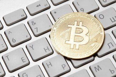 Beyaz klavyede Bitcoin