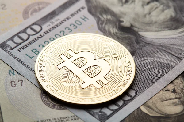 Närbild Gyllene Bitcoins Mynt Dollarn Sedlar Kryptovaluta Affärs Och Investerings — Stockfoto