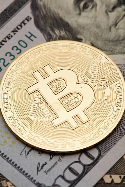 Närbild Gyllene Bitcoins Mynt Dollarn Sedlar Kryptovaluta Affärs Och Investerings — Stockfoto