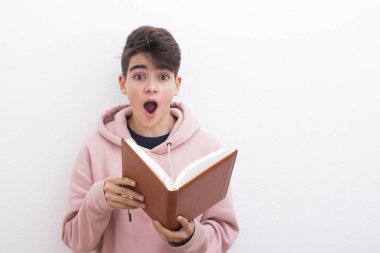 Beyaz arka plan üzerinde kitapla ergen ya da preadolescent öğrenci