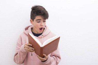 Beyaz arka plan üzerinde kitapla ergen ya da preadolescent öğrenci