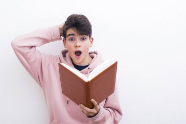 Beyaz arka plan üzerinde kitapla ergen ya da preadolescent öğrenci