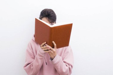 Beyaz arka plan üzerinde kitapla ergen ya da preadolescent öğrenci