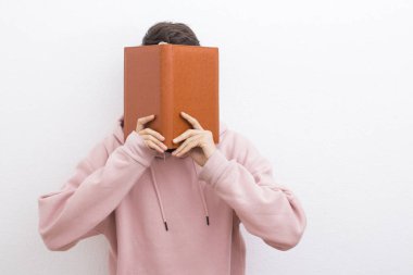 Beyaz arka plan üzerinde kitapla ergen ya da preadolescent öğrenci