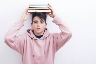 Beyaz arka plan üzerinde kitapla ergen ya da preadolescent öğrenci