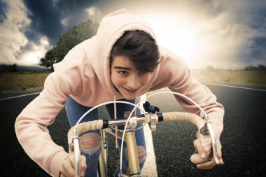 Genç adam bisiklet spor yapıyor