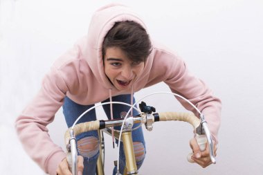 Genç beyaz arka plan üzerinde izole Bisiklet