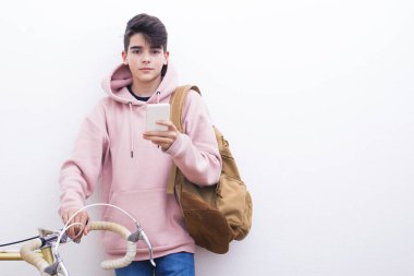 sırt çantası ve beyaz duvar üzerinde bisiklet ile genç öğrenci