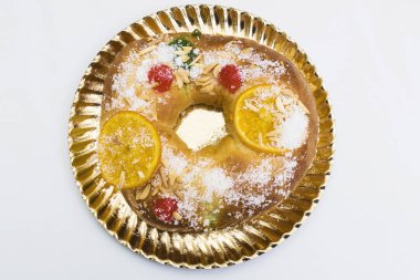 beyaz izole kek veya kings gün iplik