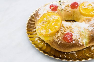 beyaz izole kek veya kings gün iplik