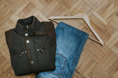 kot pantolon ve ceket ile ahşap altta levrek