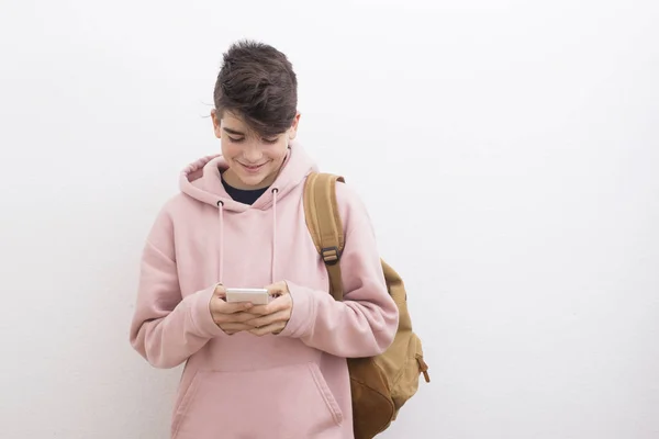 Adolescent Étudiant Avec Des Livres Sur Mur Blanc — Photo