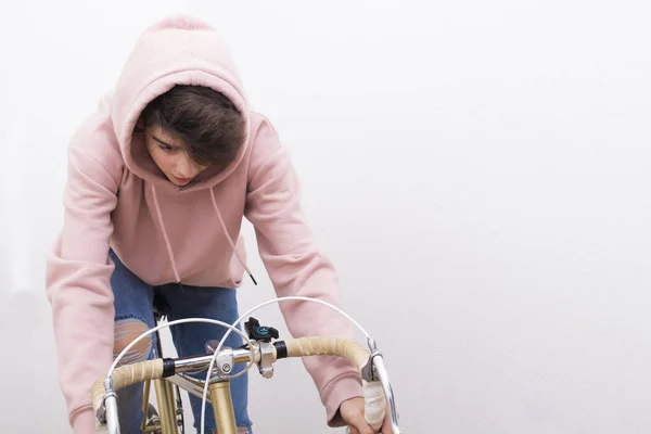 年轻在独立自行车在白色背景 — 图库照片