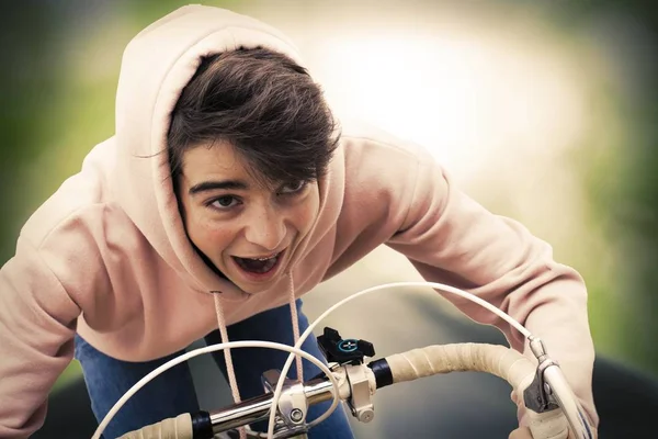 Jovem Bicicleta Fazendo Esporte — Fotografia de Stock