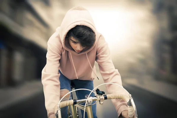 Молодой Человек Велосипеде Занимается Спортом — стоковое фото