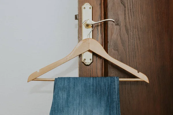 Kot Pantolon Askısı Kapıda Asılı — Stok fotoğraf