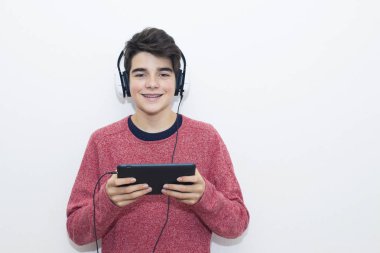 izole çocuk kulaklık ile müzik dinlemek