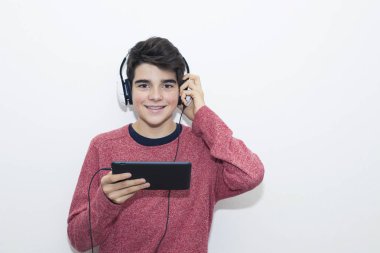 izole çocuk kulaklık ile müzik dinlemek