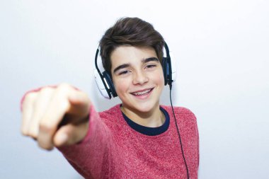 Teen Beyaz arka plan üzerinde dans kulaklıklar ile