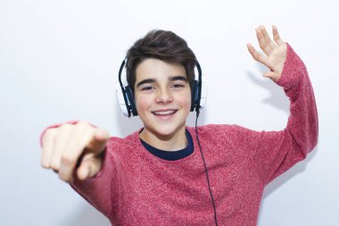 Teen Beyaz arka plan üzerinde dans kulaklıklar ile