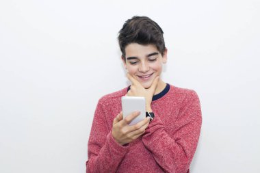 izlerken cep telefonu beyaz arka plan üzerinde gülümseyen genç