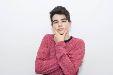 izole beyaz duvar düşünme genç