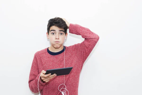 Adolescente Con Tableta Los Auriculares Escuchando Música — Foto de Stock