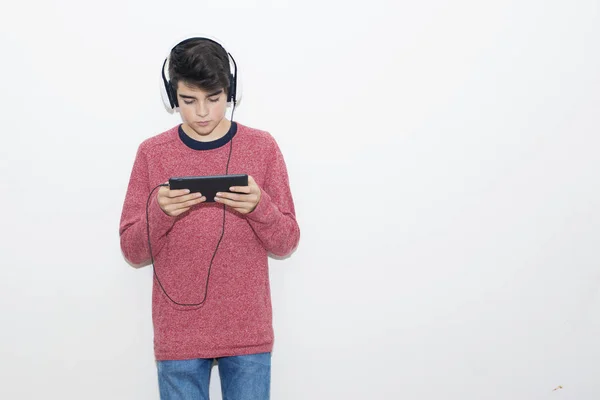 Niño Aislado Escuchando Música Con Auriculares — Foto de Stock