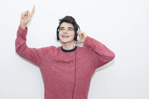Adolescente Con Auriculares Bailando Sobre Fondo Blanco — Foto de Stock