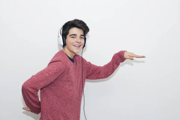 Teenager Mit Kopfhörern Tanzen Auf Weißem Hintergrund — Stockfoto