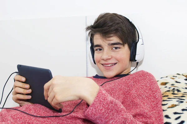 Niño Aislado Escuchando Música Con Auriculares —  Fotos de Stock