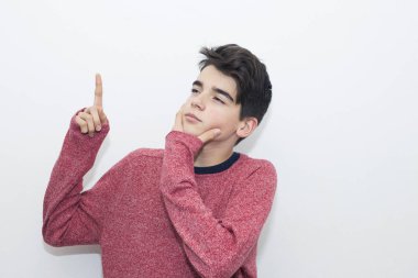 izole beyaz duvar düşünme genç